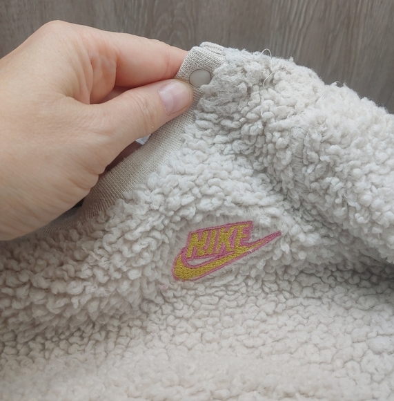 Nike Baby Beige Cream Sherpa Fleece Pullover Sweater Embroidered Logo Pink 24 M - Picture 4 of 7